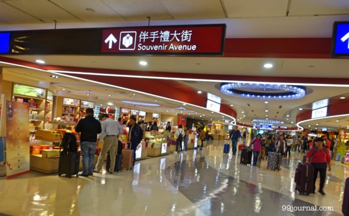 台湾の桃園空港でパイナップルケーキばらまき用お土産が買える店の写真